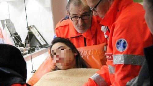 La commessa soccorsa e trasportata in ospedale