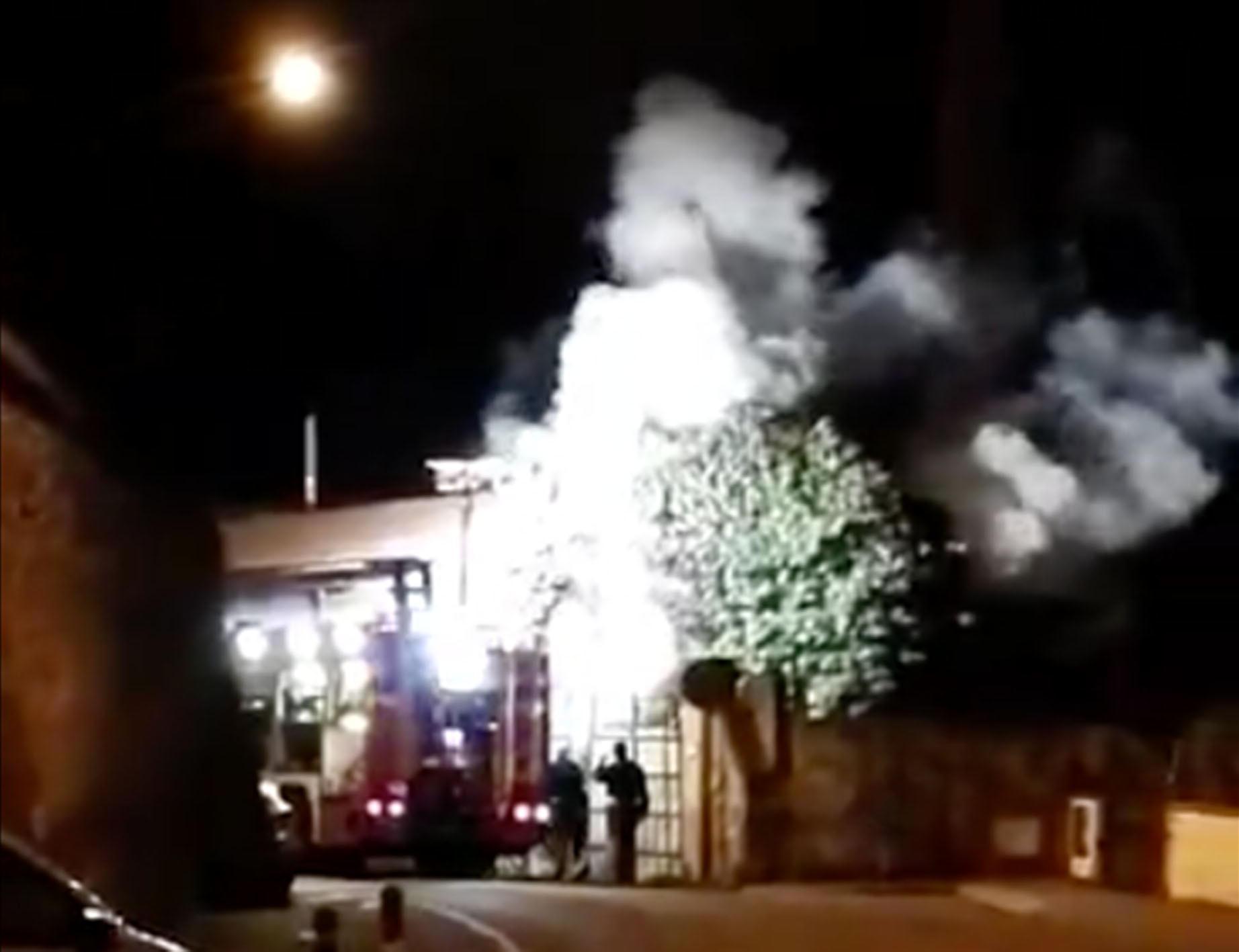 L’incendio nell’ex Rosselli (foto di Sergio Ciccarella)