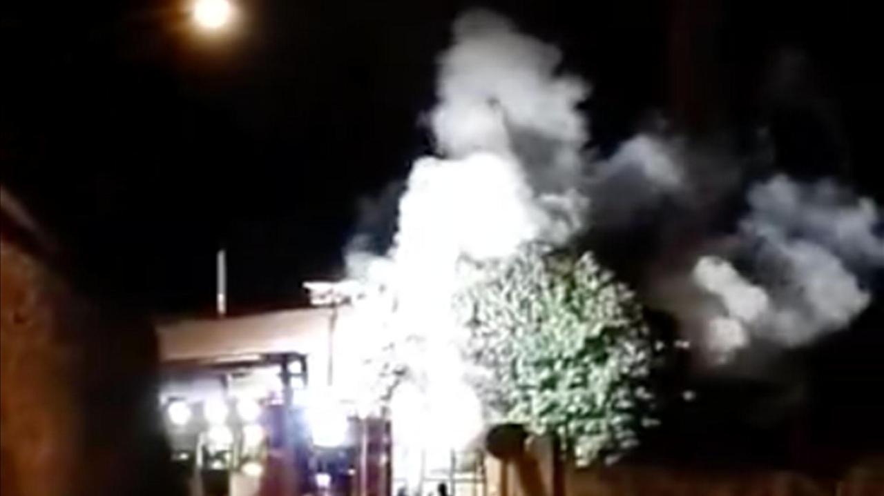 L’incendio nell’ex Rosselli (foto di Sergio Ciccarella)