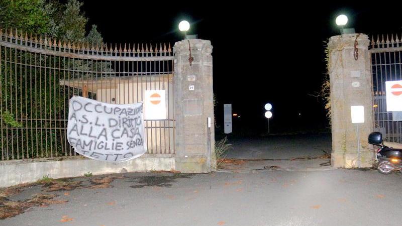 Lo striscione esposto all'entrata di villa Rodocanacchi a Monterotondo, ex sede dell'Asl 6 (Pentafoto)