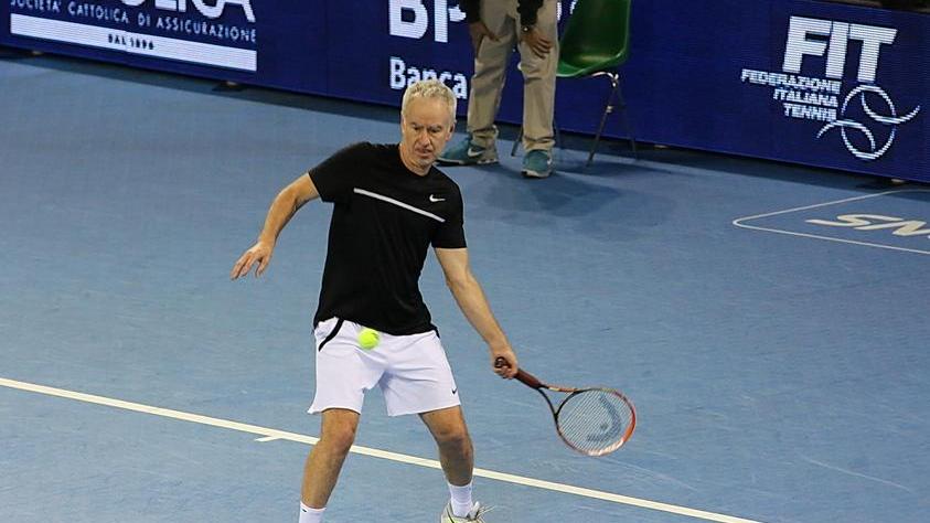 McEnroe resta numero 1 nella Grande Sfida a Modena davanti a 4mila persone