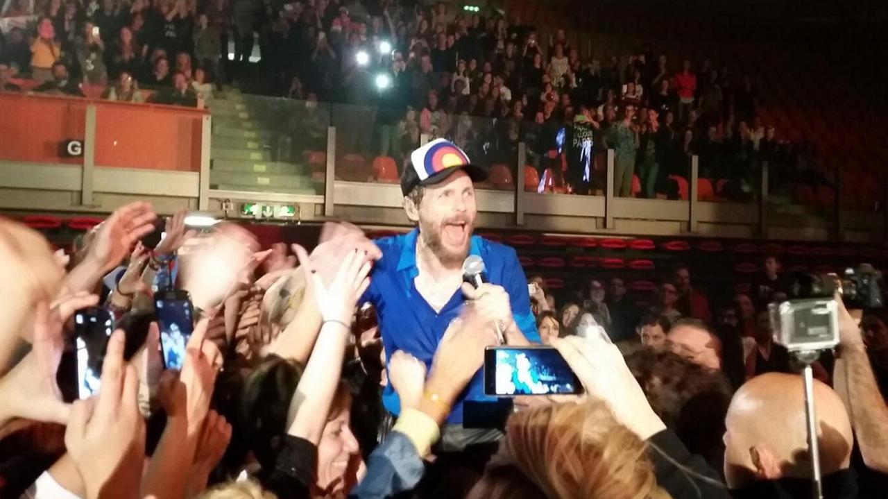 Jovanotti al PalaModì sotto l'assedio dei fan