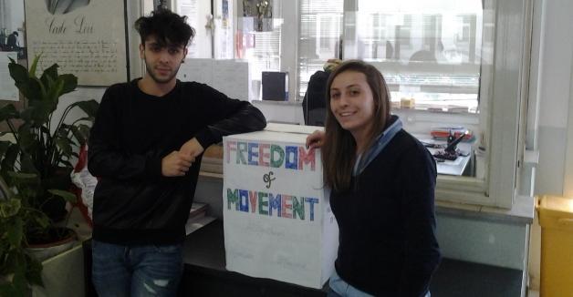 Gli studenti raccolgono abiti usati per i profughi