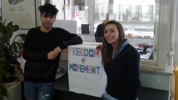 Gli studenti raccolgono abiti usati per i profughi