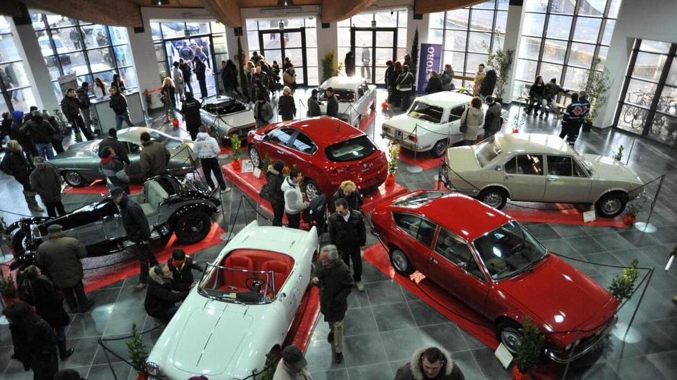 Auto d’epoca e militari al mercato dei fiori