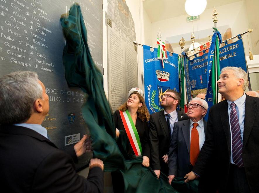 Una targa di marmo per i caduti in guerra 