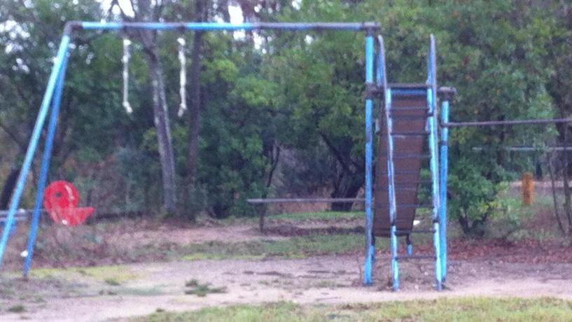 Altalene rotte al Robinson, se questa è un’area giochi...