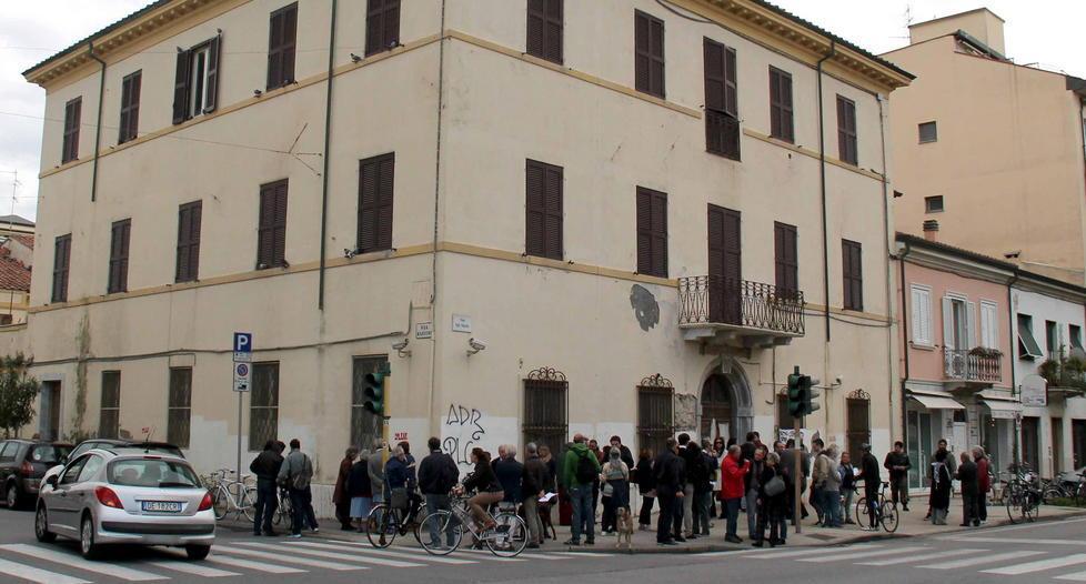 Coro di no alla vendita della caserma dei carabinieri 