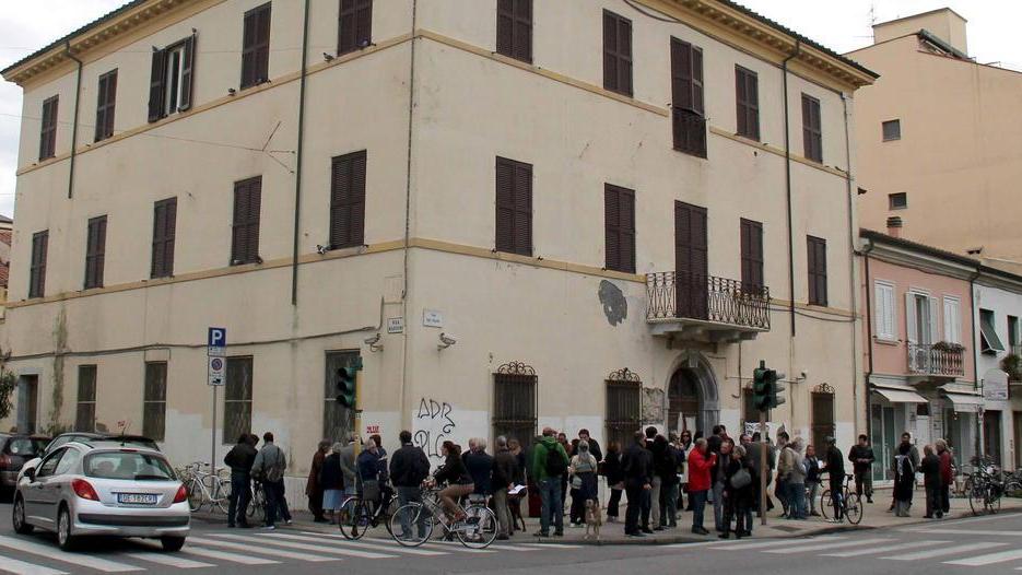 Coro di no alla vendita della caserma dei carabinieri