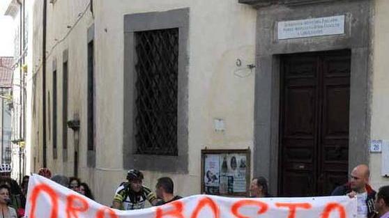 In 200 sotto la pioggia per dire “no” alla Costa