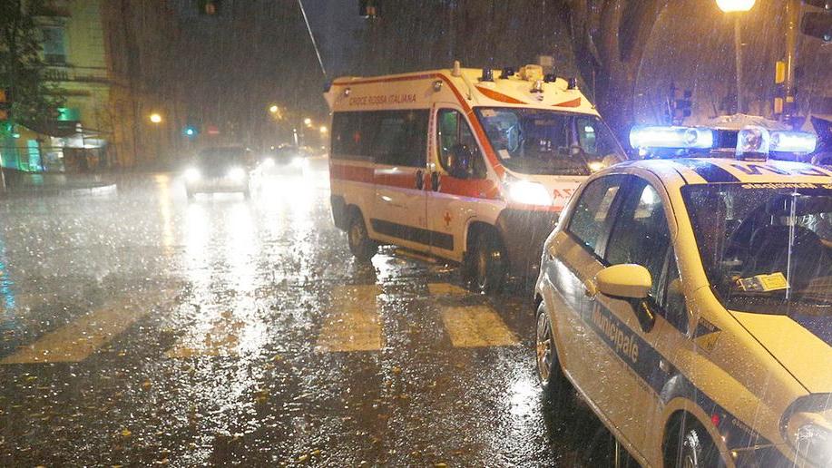 Largo Garibaldi, auto contro semaforo