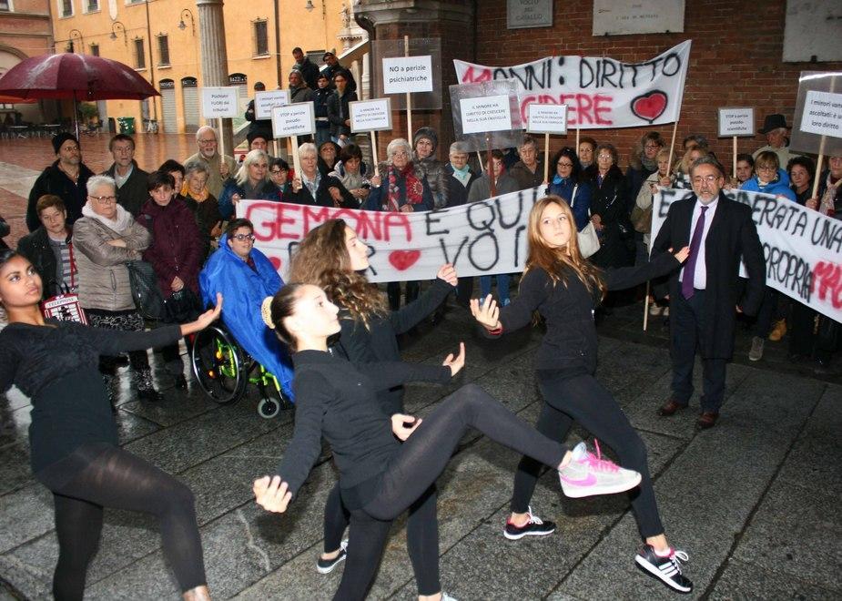 Dalla parte della ballerina Danze e cartelli in piazza 