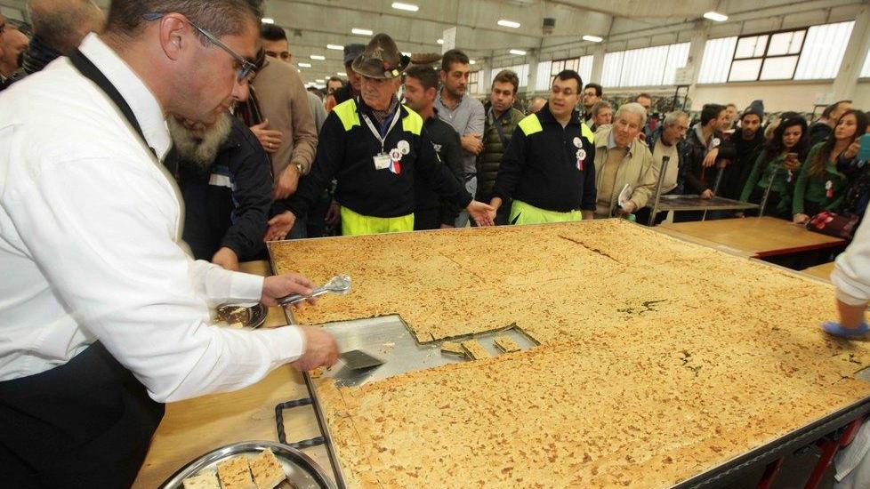 Un mega erbazzone da 55 chili di ripieno sfornato tra i pennuti