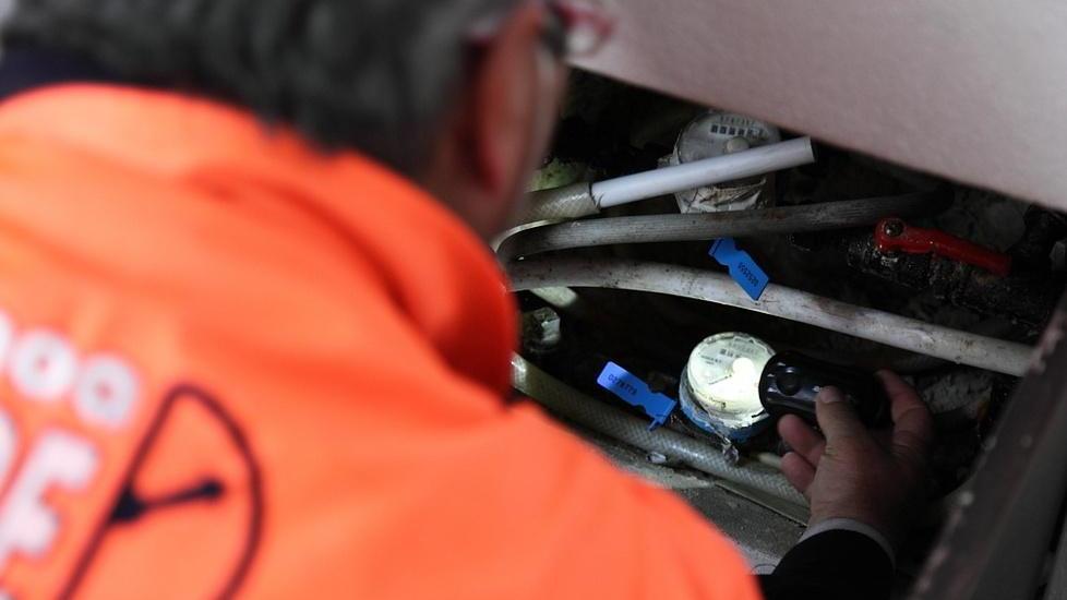 Un operaio Abbanoa controlla un contatore dell'acqua