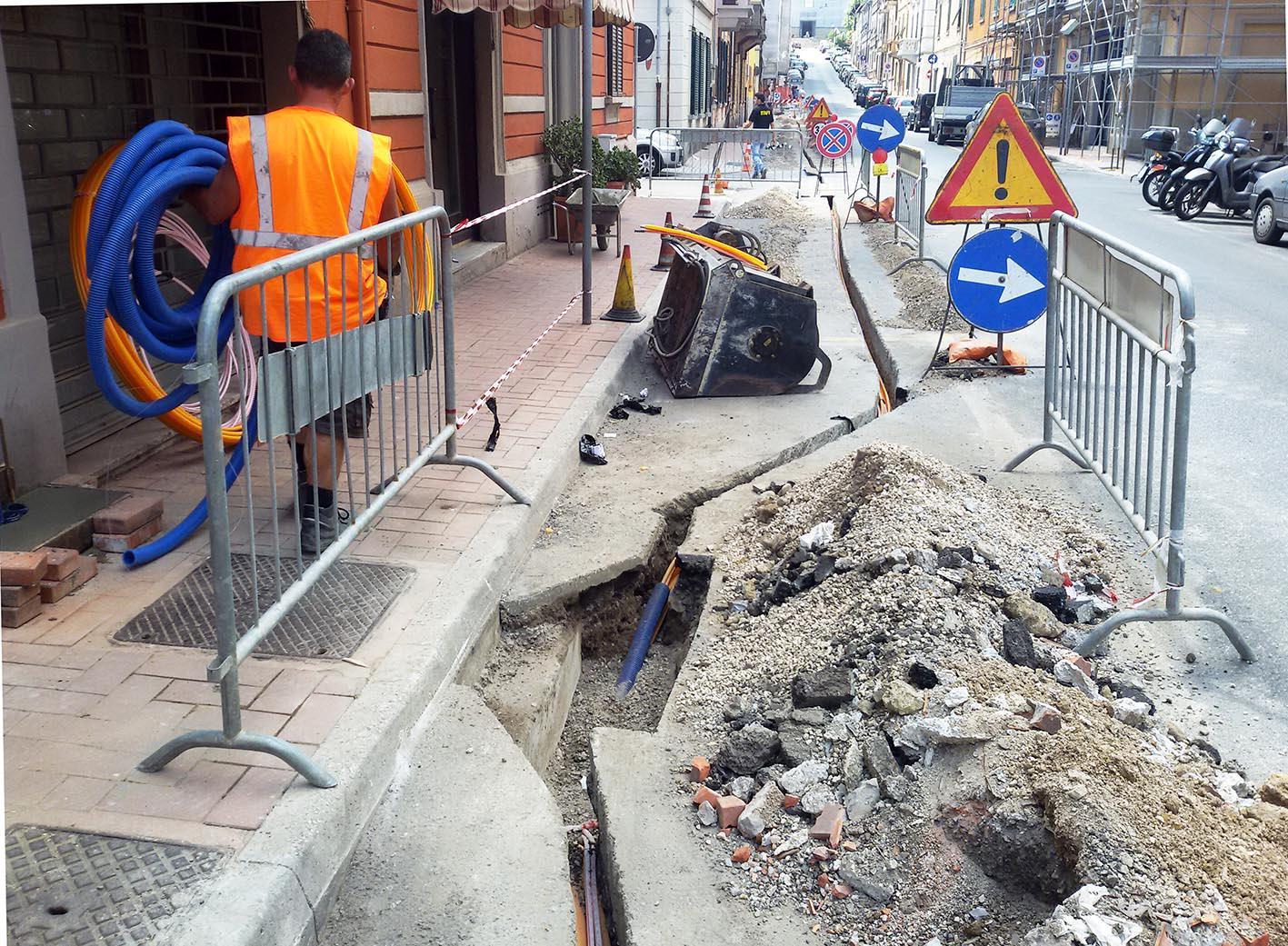 Un cantiera per la posa della fibra ottica