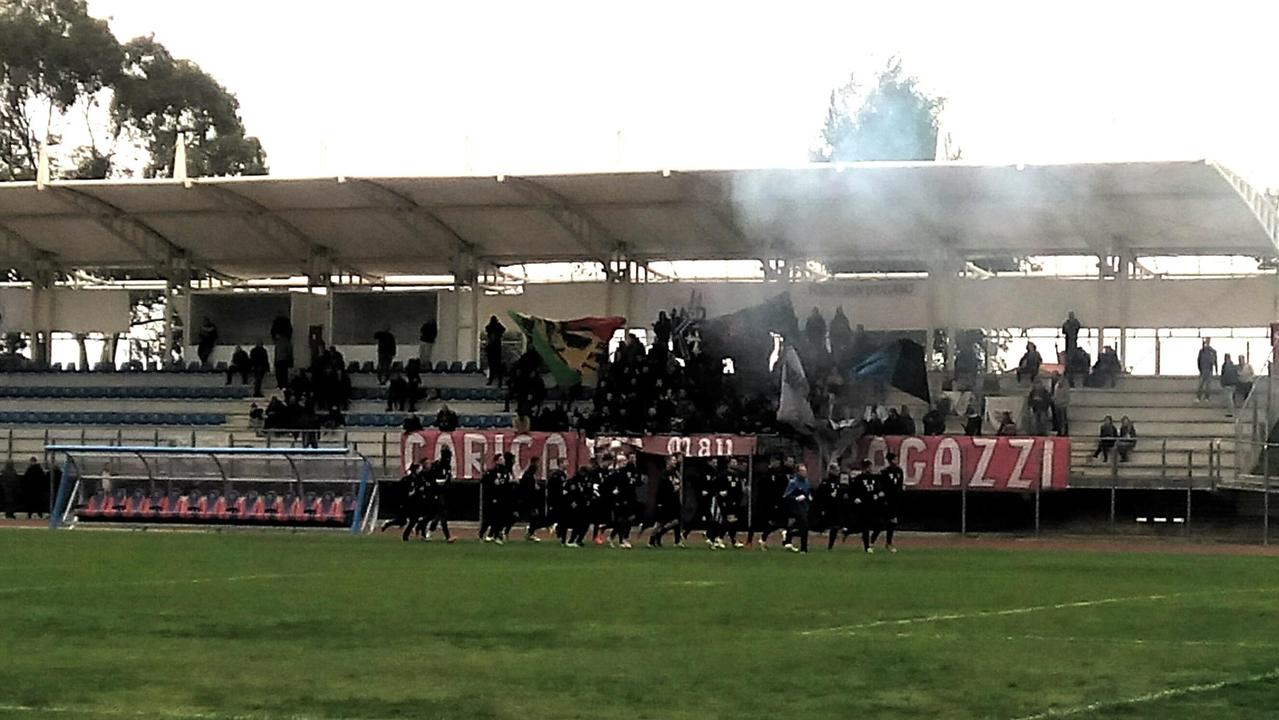 I tifosi con la squadra a San Giuliano