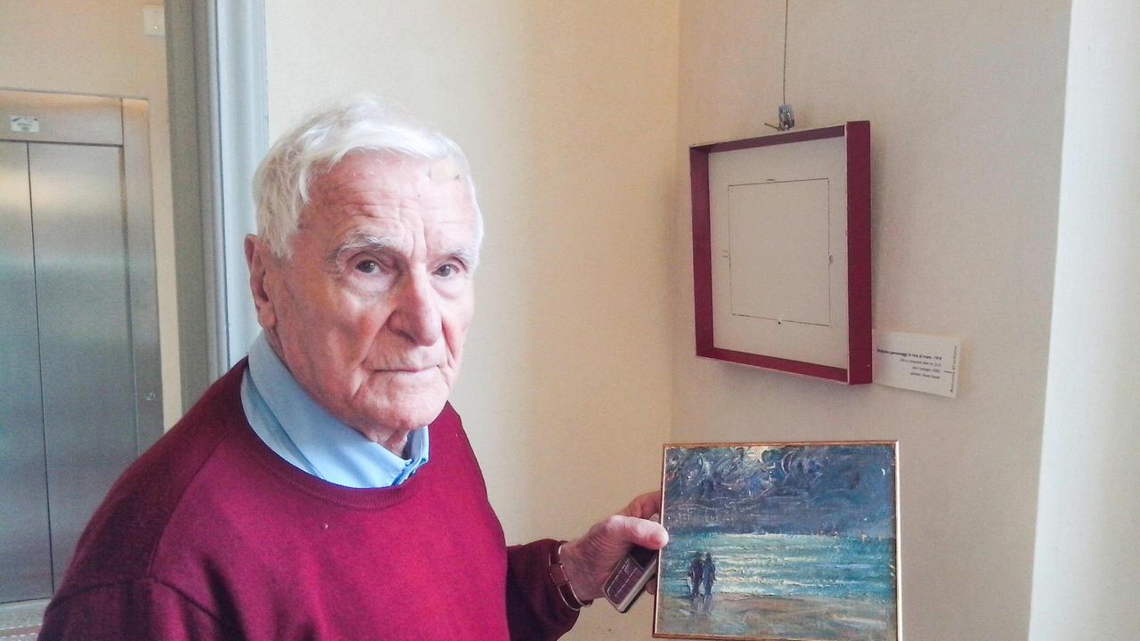 Fortunato Menichetti mostra il quadro rubato e poi restituito (foto Ciurca/Paglianti)