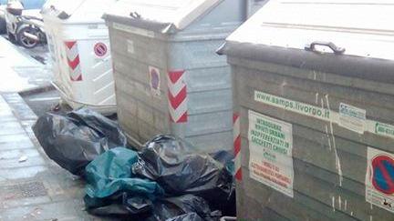 La spazzatura per terra in via Cavalletti (foto della lettrice Stefania Scotto)