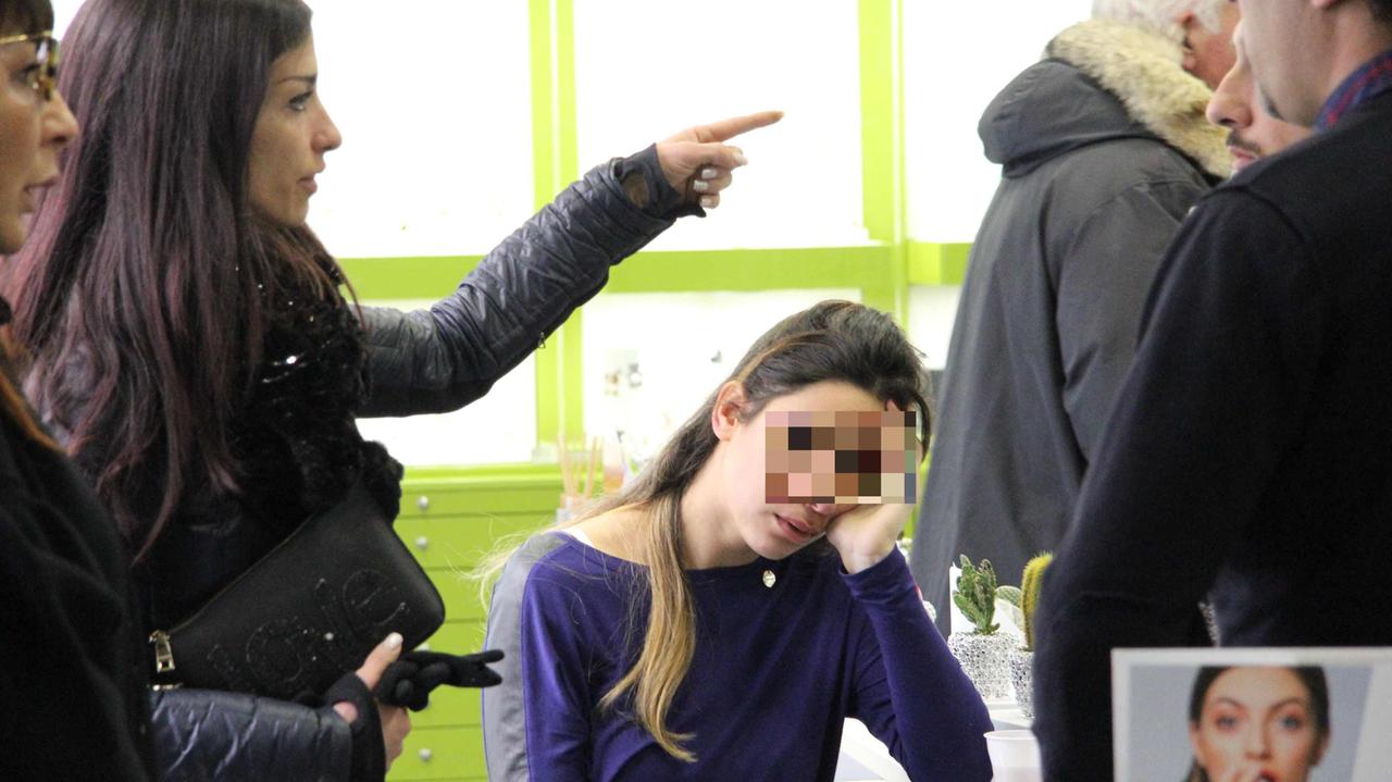 La commessa sotto choc dopo la rapina (foto Batavia)