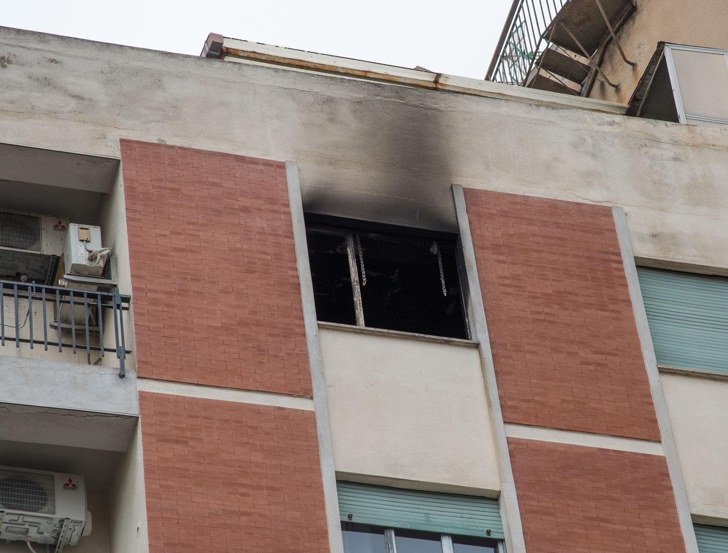 L'abitazione danneggiata dall'incendio (foto Mario Rosas)