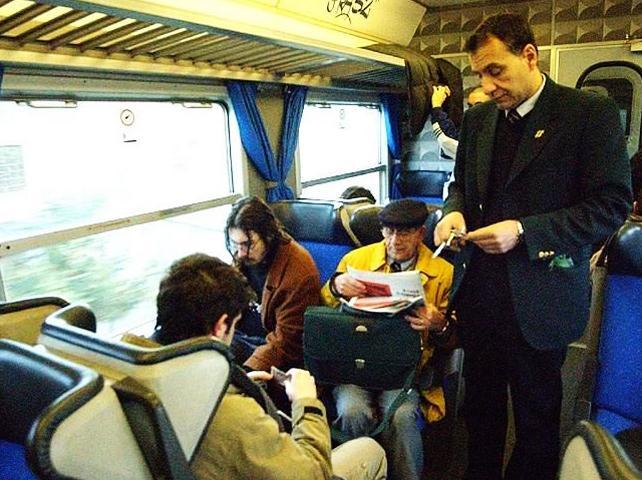 Un controllo sui biglietti in un treno (foto di repertorio)