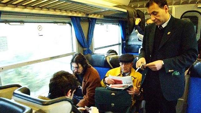 Un controllo sui biglietti in un treno (foto di repertorio)