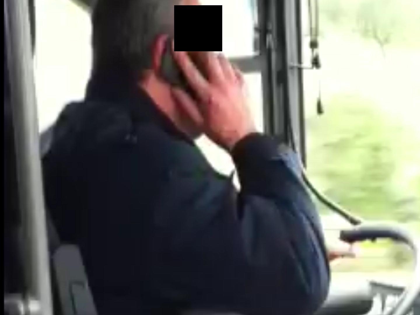 Un autista col cellulare alla guida (foto d'arcivio)