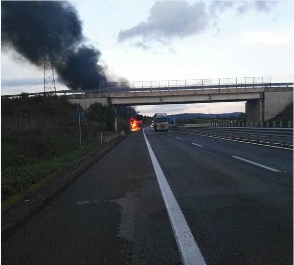 Il tir in fiamme sull'Aurelia (foto da instagram @topomostro)