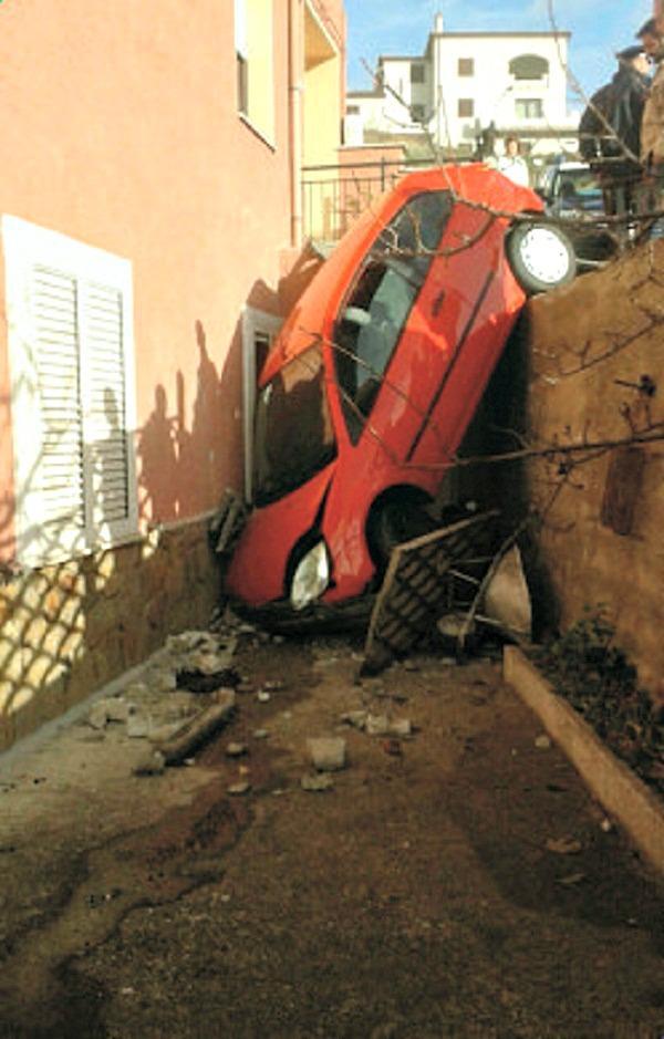 L'auto finita dentro un cortile a Bitti