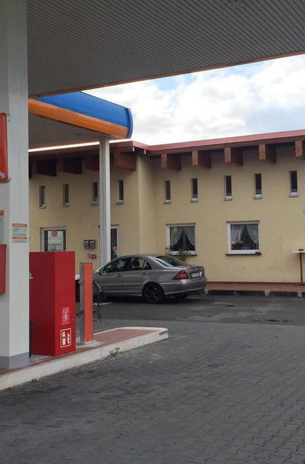 Narcotizzano il cane e rubano una minimoto nel locale annesso al distributore di carburante 