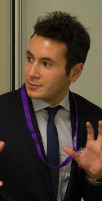 Occhiali “ammiccanti” e lo smartphone obbedisce 