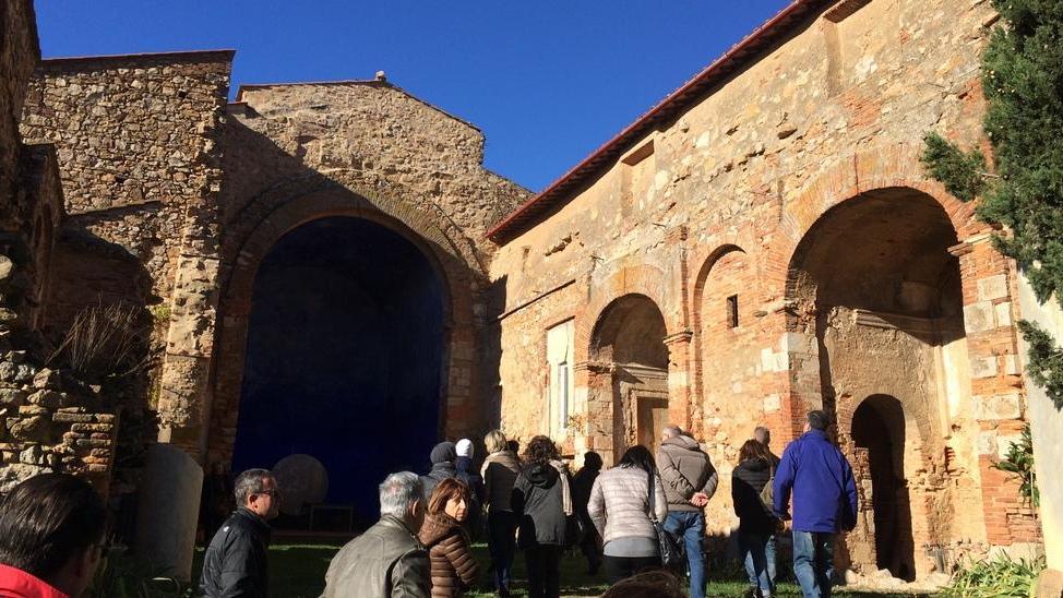 Emily Young apre il monastero studio e sogna un festival
