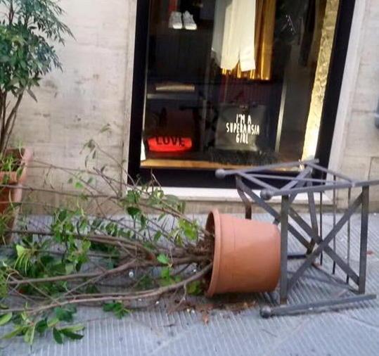 Scoppia la rissa davanti ai ristoranti 