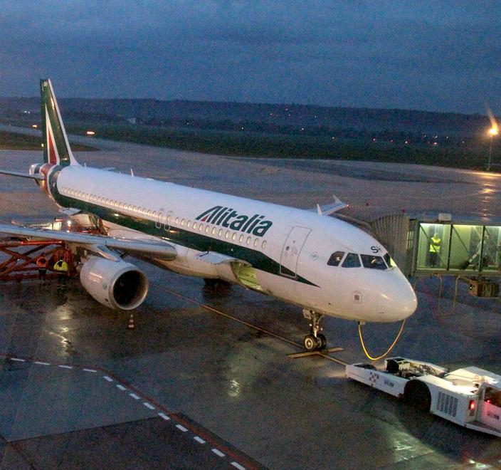 Odissea per 101 passeggeri 15 ore da Roma ad Alghero 