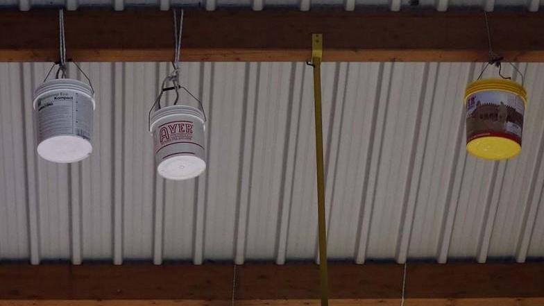 Secchi e teli al palasport per evitare che entri acqua