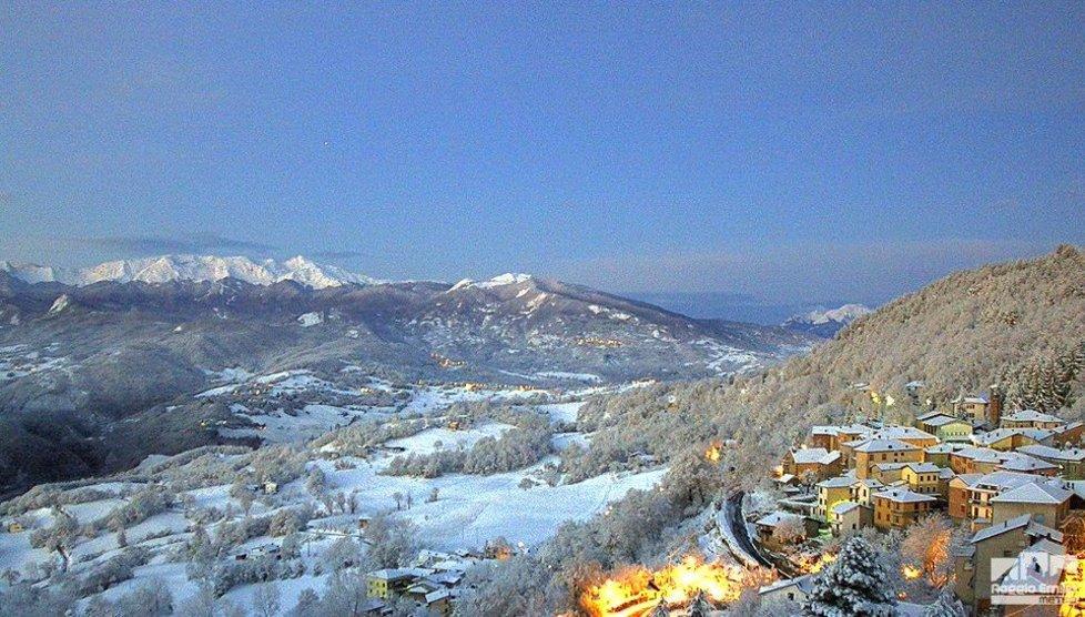La neve in montagna scenario perfetto per foto ed escursioni 