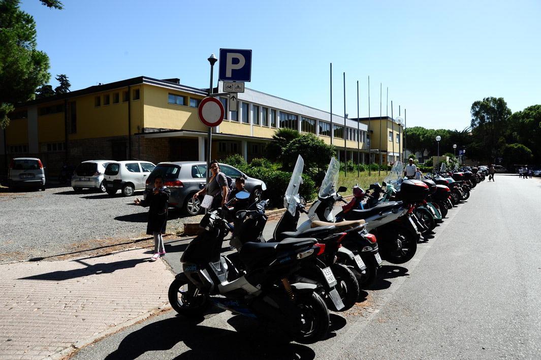 Il parcheggio al villaggio scolastico in via Fucini 