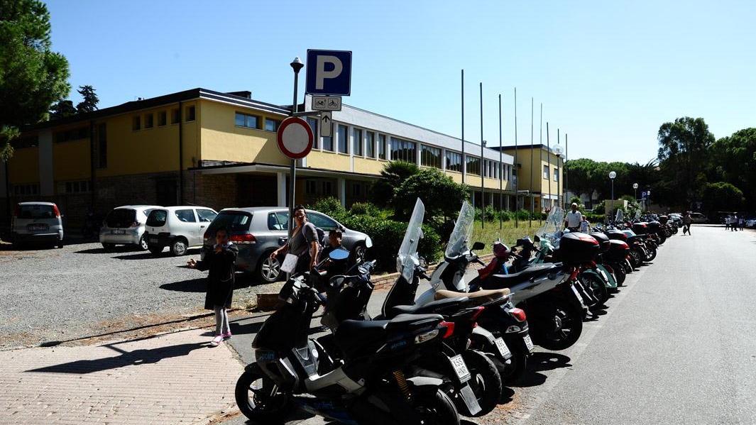 Il parcheggio al villaggio scolastico in via Fucini