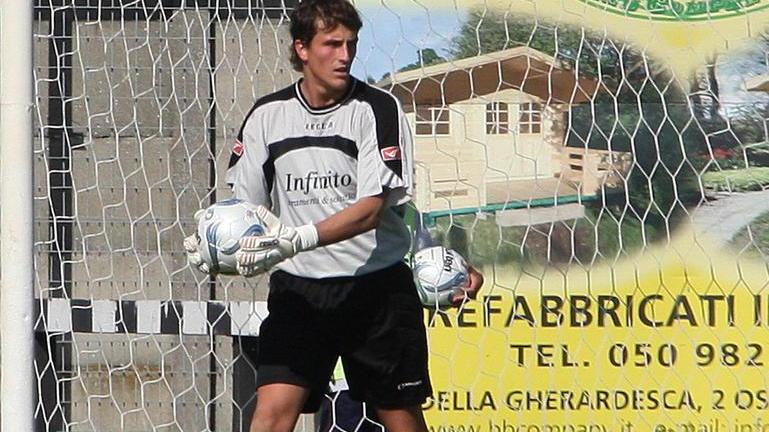 Matteo Costa con la maglia del Pontedera