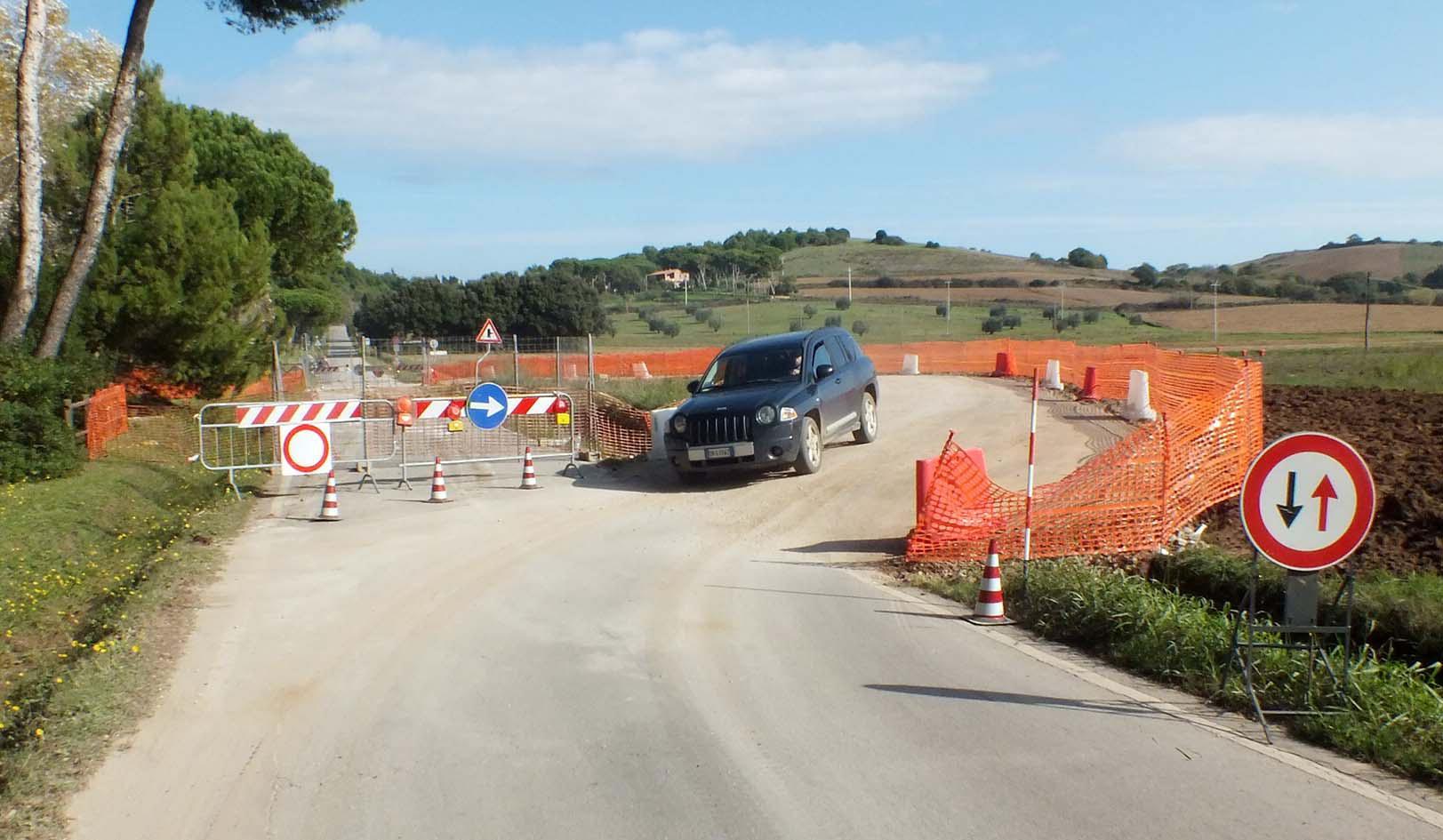 Crollato il ponte è stata realizzata una bretella a Baratti che presto verrà asfaltata (foto Paolo Barlettani)