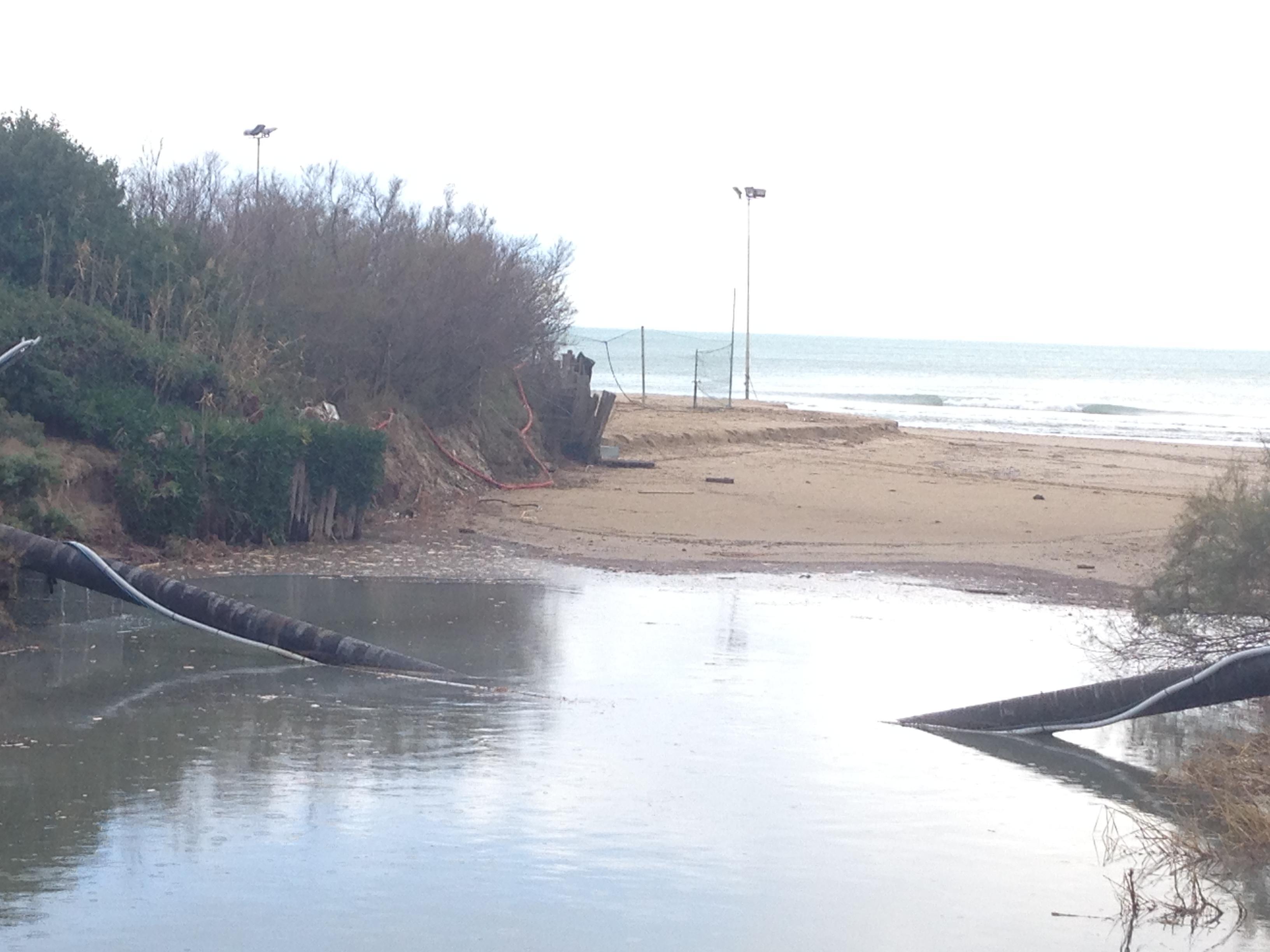 La conduttura della rete fognaria crollata nell’alveo del fosso delle Prigioni a San Vincenzo