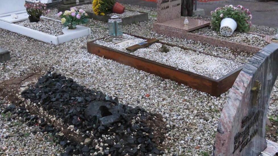 Chiesanuova, dal cimitero sparisce una tomba