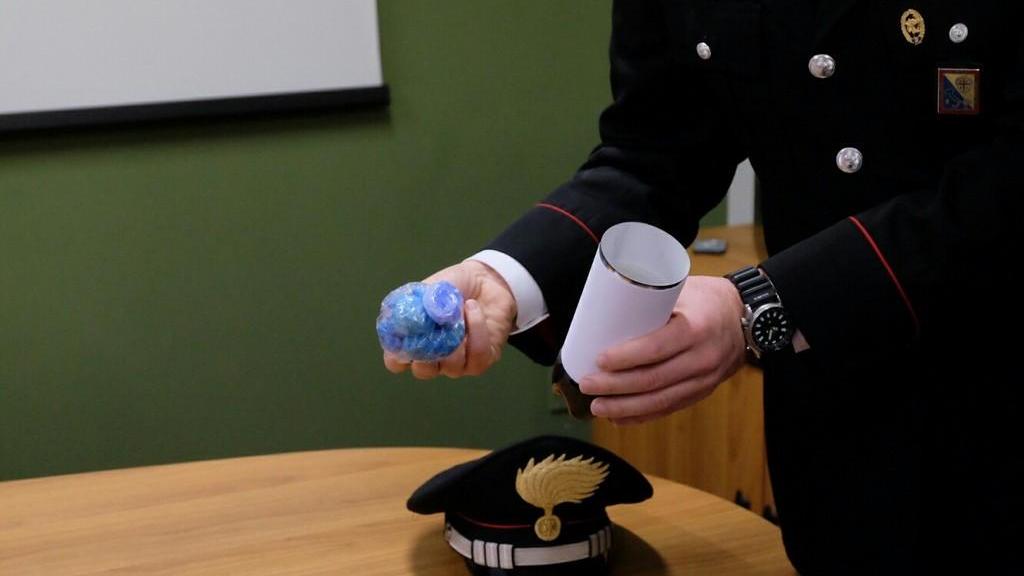 La bottiglia di Pepsi con il nascondiglio per hascisc sequestrata a Cagliari (foto Pili/Rosas)