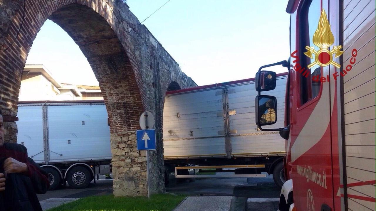 Il camion incastrato nell'arco