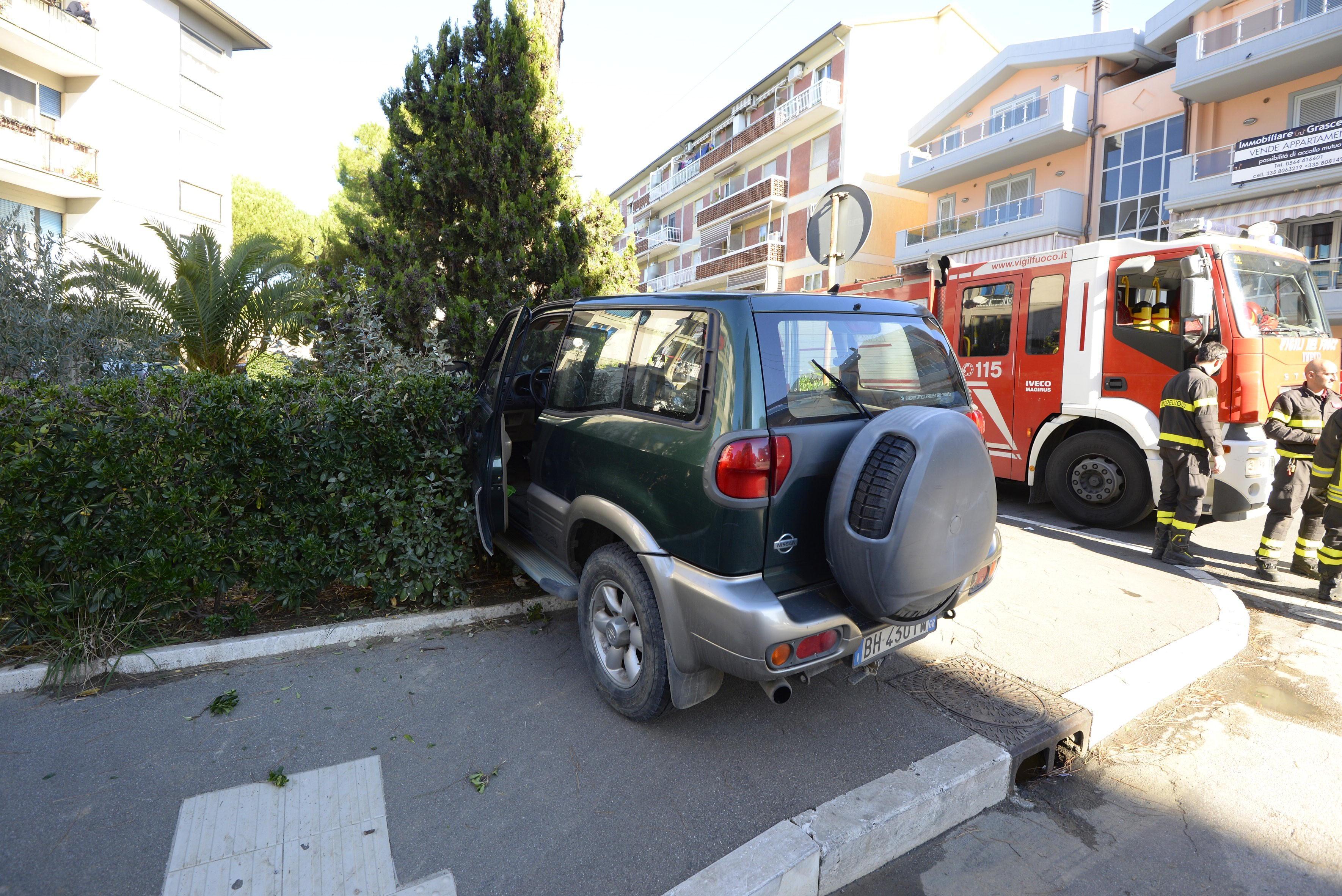Il suv finito nel giardino (foto Bf)