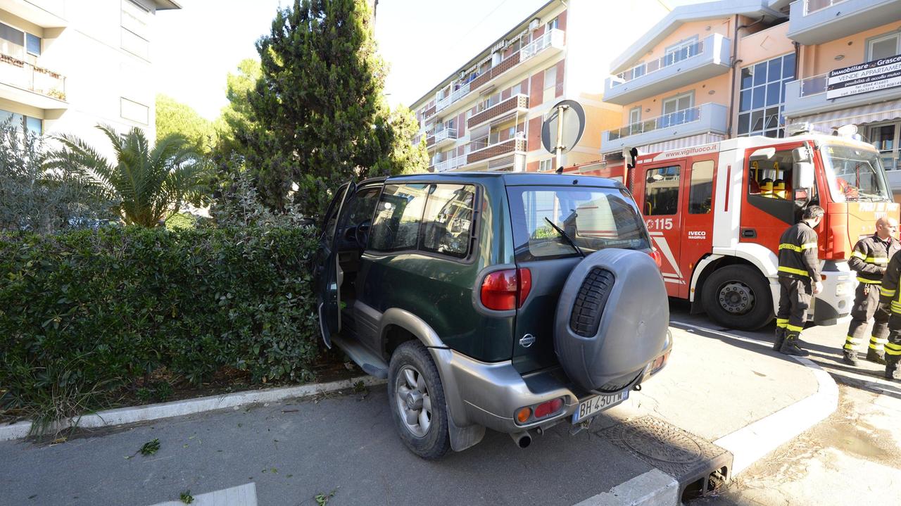 Il suv finito nel giardino (foto Bf)