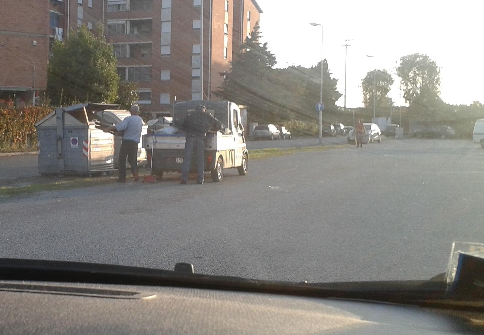 Due persone abbandonano rifiuti ingombranti in via Gioberti invece che portarli alle isole ecologiche