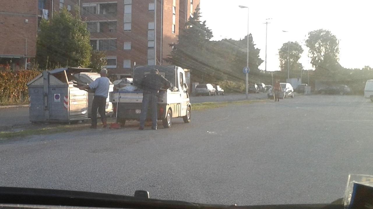 Due persone abbandonano rifiuti ingombranti in via Gioberti invece che portarli alle isole ecologiche