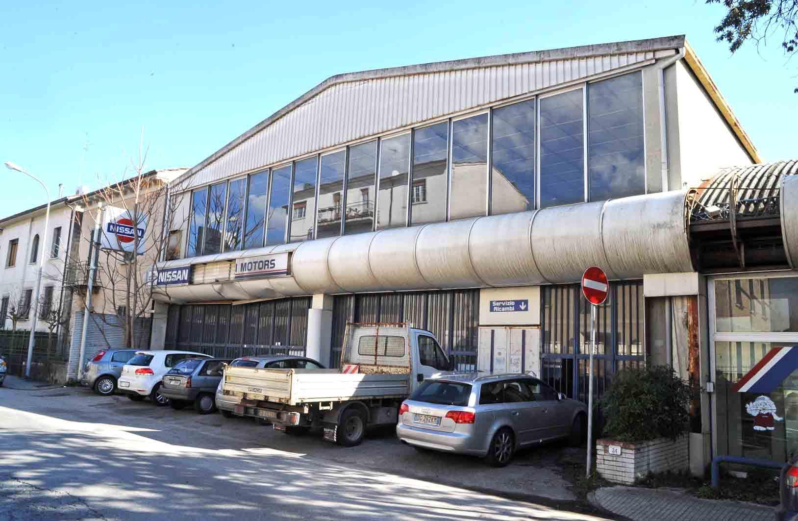 Via il tetto di amianto, partiti i lavori all'ex concessionaria di via Ciampi