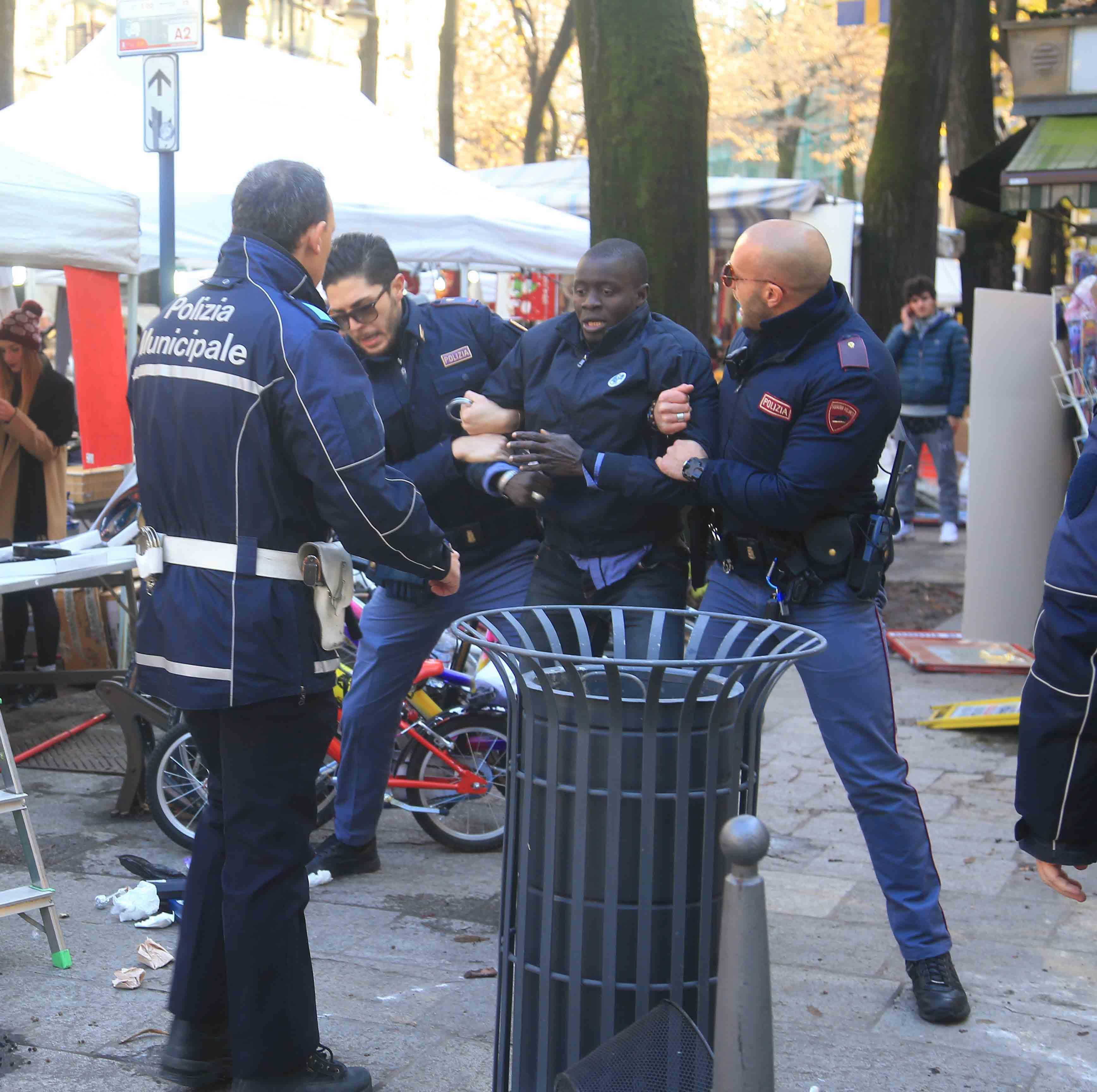 Dopo la rissa con le forze dell'ordine, invasione di ambulanti abusivi in via Emilia